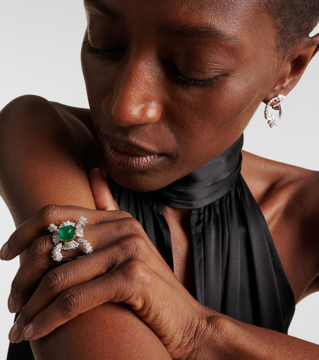 Reign Supreme 18kt white gold ring with emerald and diamonds | Yeprem