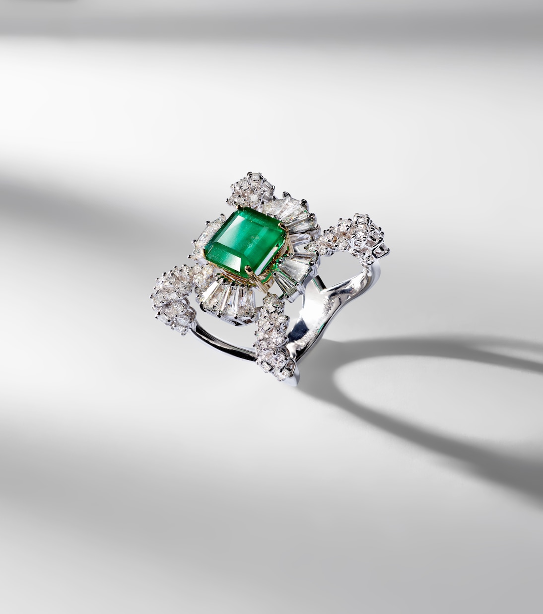 Reign Supreme 18kt white gold ring with emerald and diamonds | Yeprem