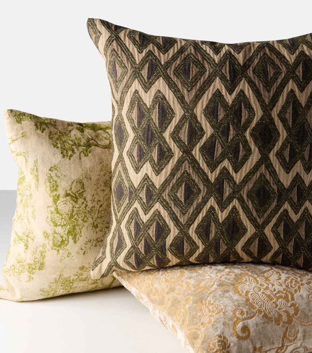Zefiro linen cushion | The House of Lyria