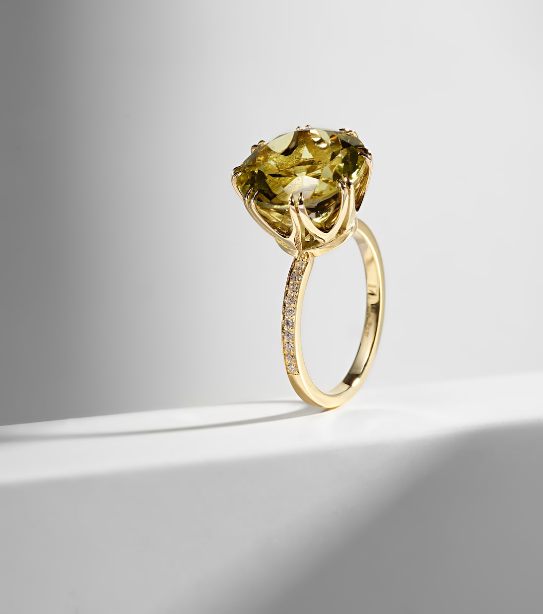 18kt gold ring with topaz and diamonds  | Ileana Makri
