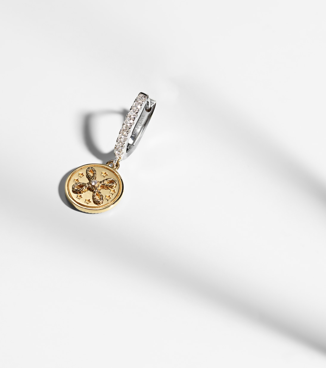 Boucle d'oreille unique True Love Mini en or jaune et blanc 18 ct et diamants | FoundRae