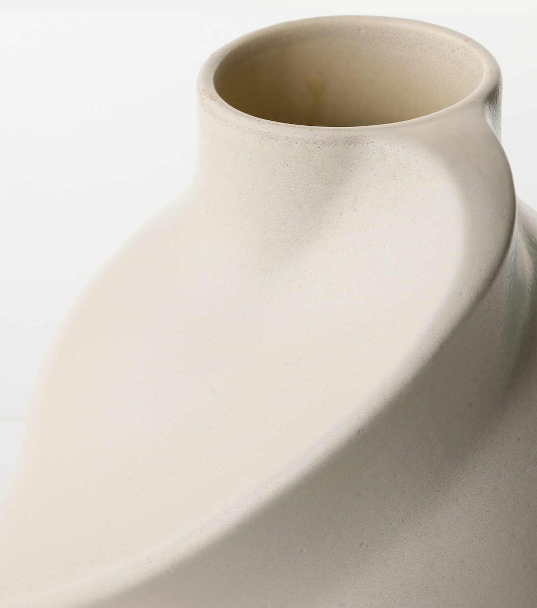 Pirout 02 ceramic vase | Louise Roe
