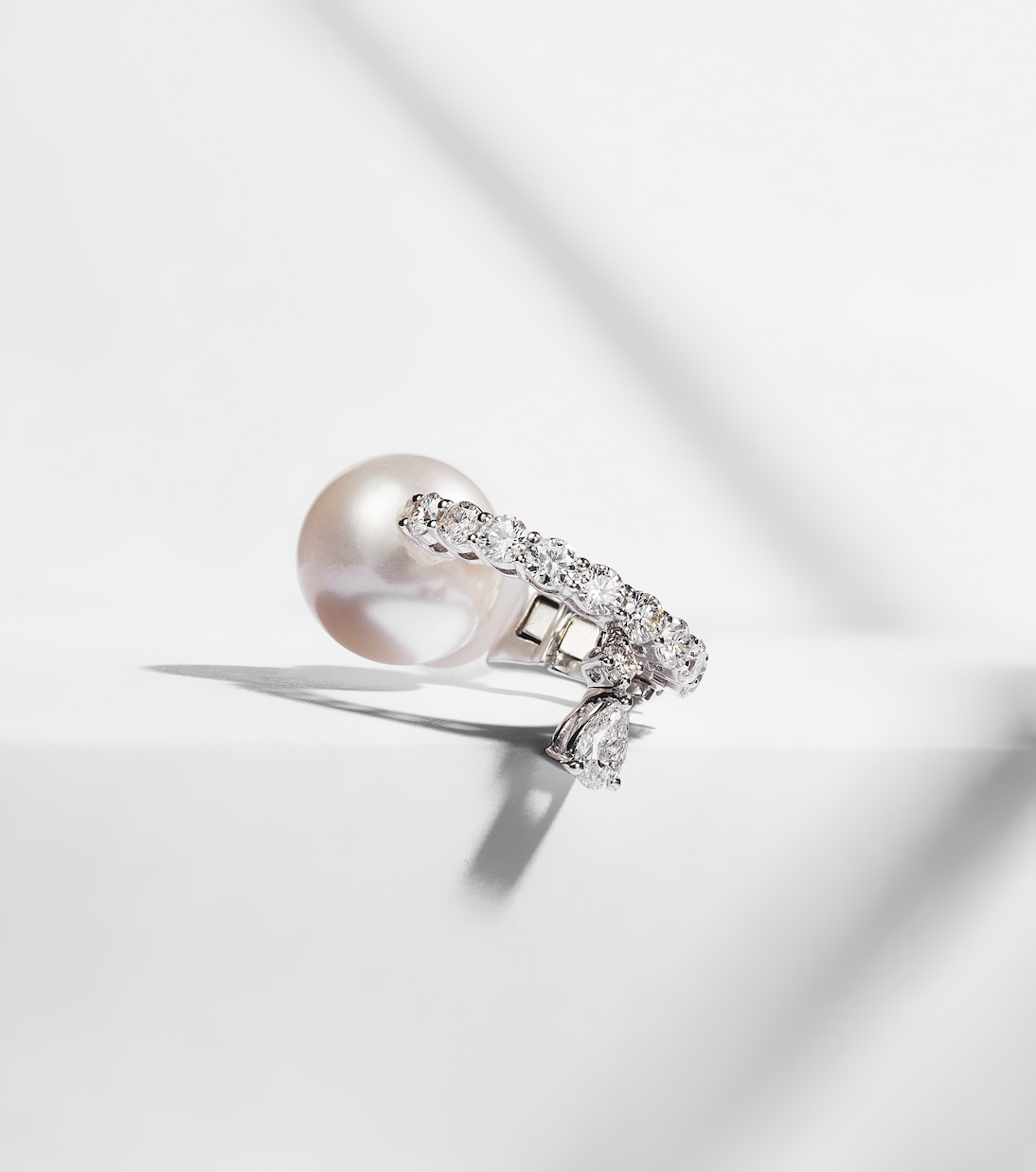 Boucle d'oreille unique en or blanc 18 ct, diamants et perle d'eau douce | Yeprem