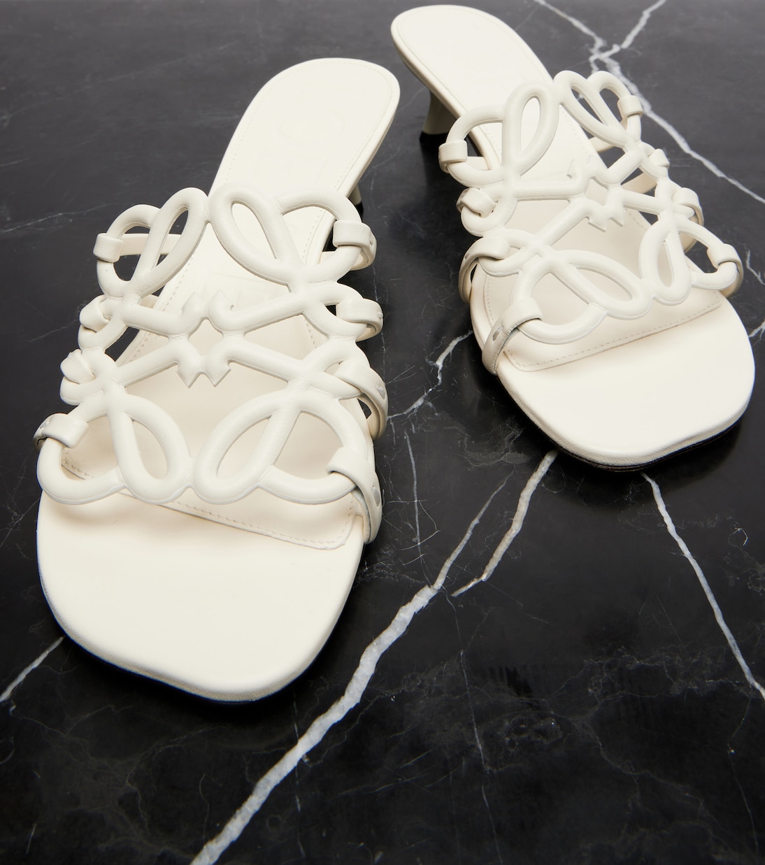 Pantoletten Petal Anagram aus Leder | Loewe