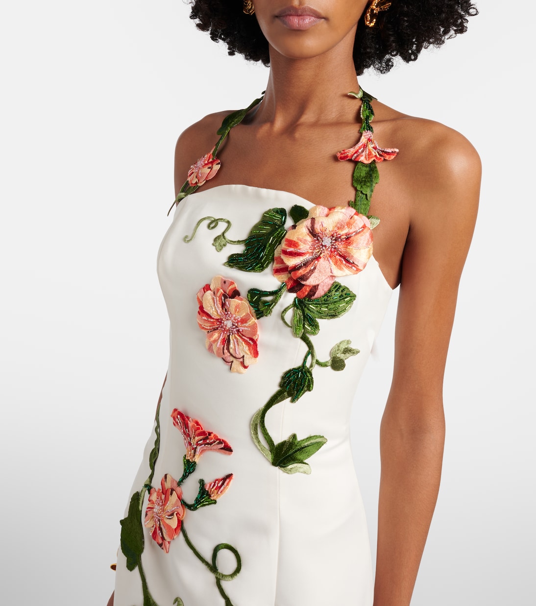 فستان سهرة بزخارف ورود بياقة هالتر | Leo Lin