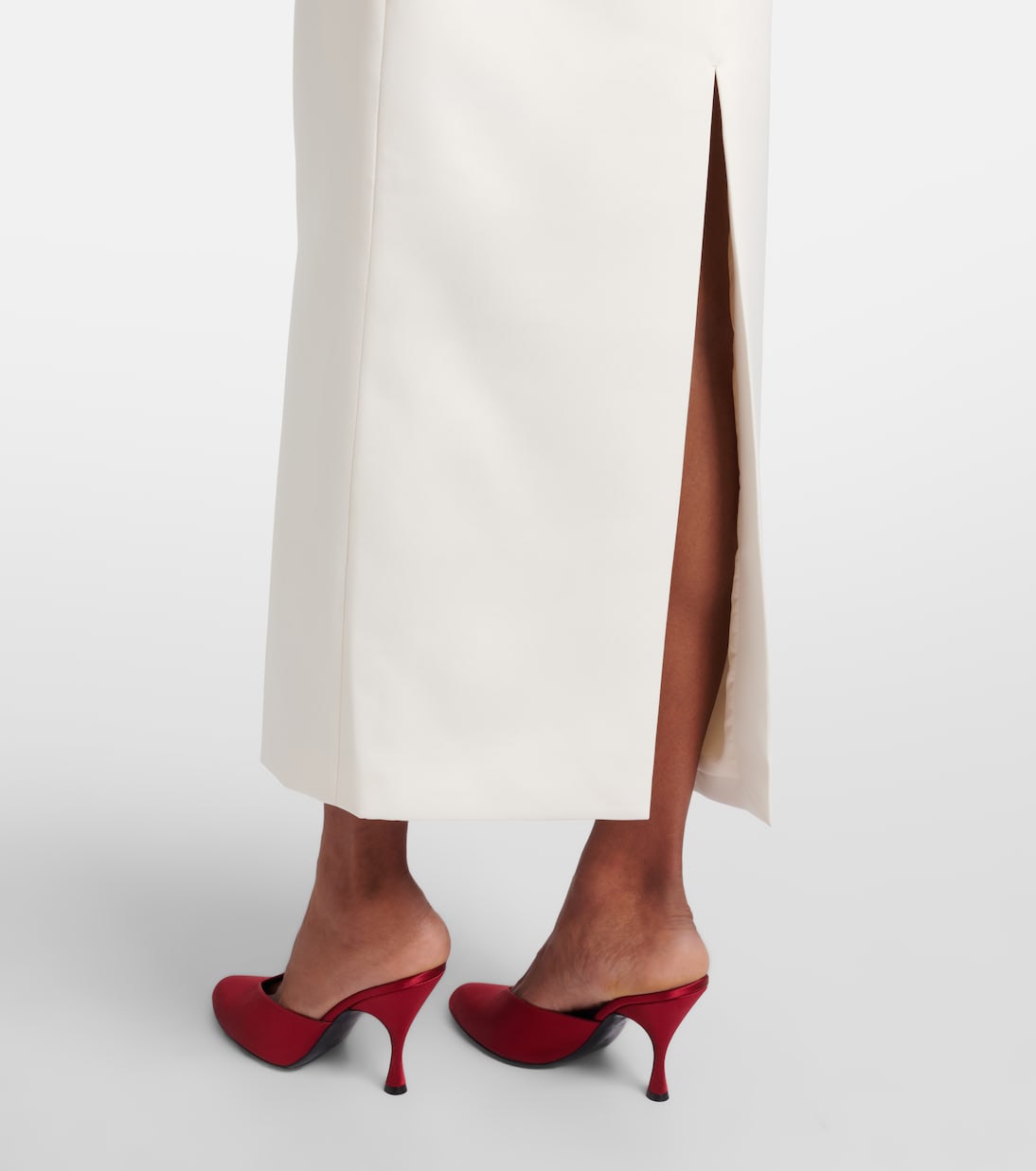 فستان سهرة بزخارف ورود بياقة هالتر | Leo Lin