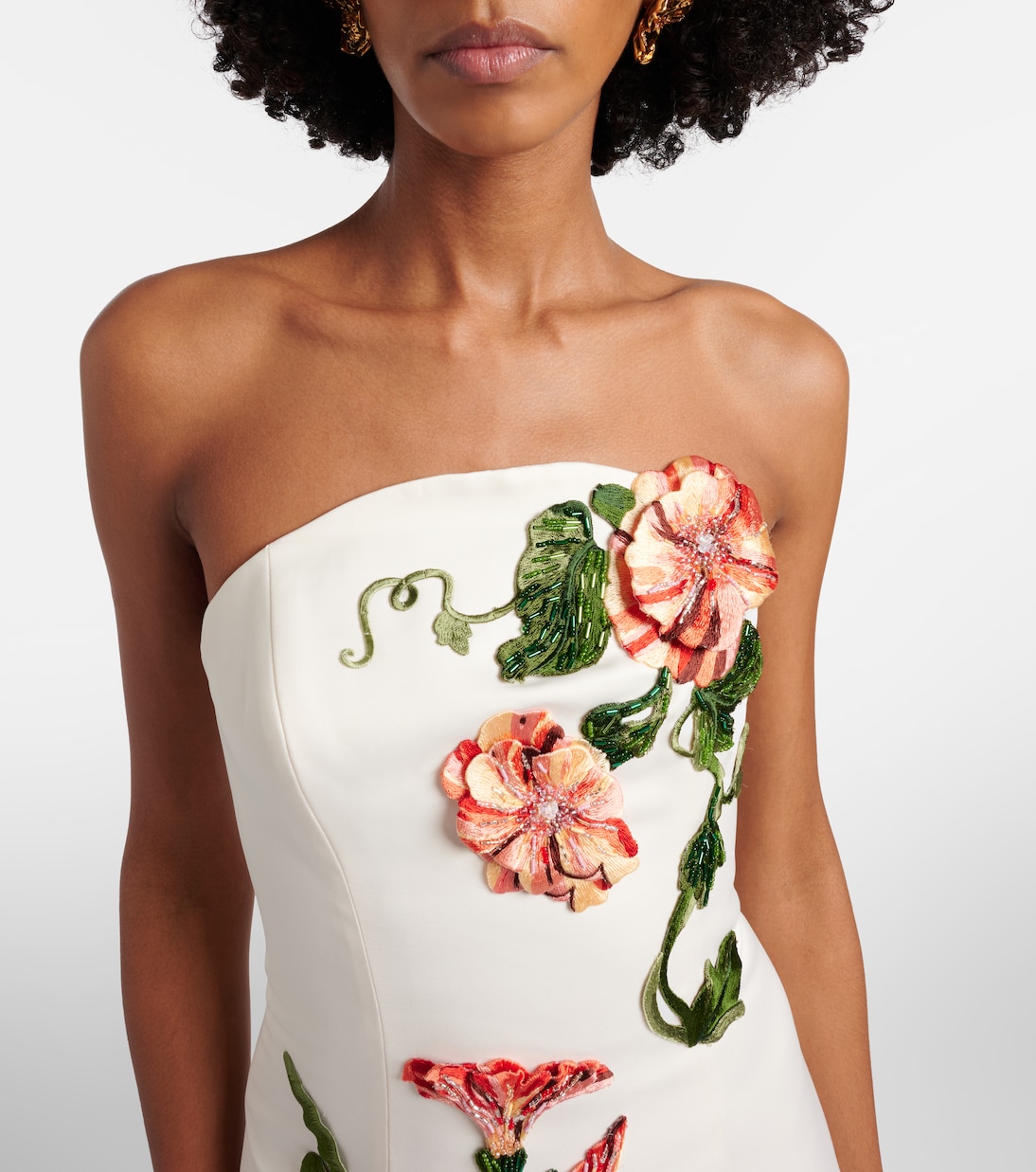 فستان سهرة بزخارف ورود بياقة هالتر | Leo Lin