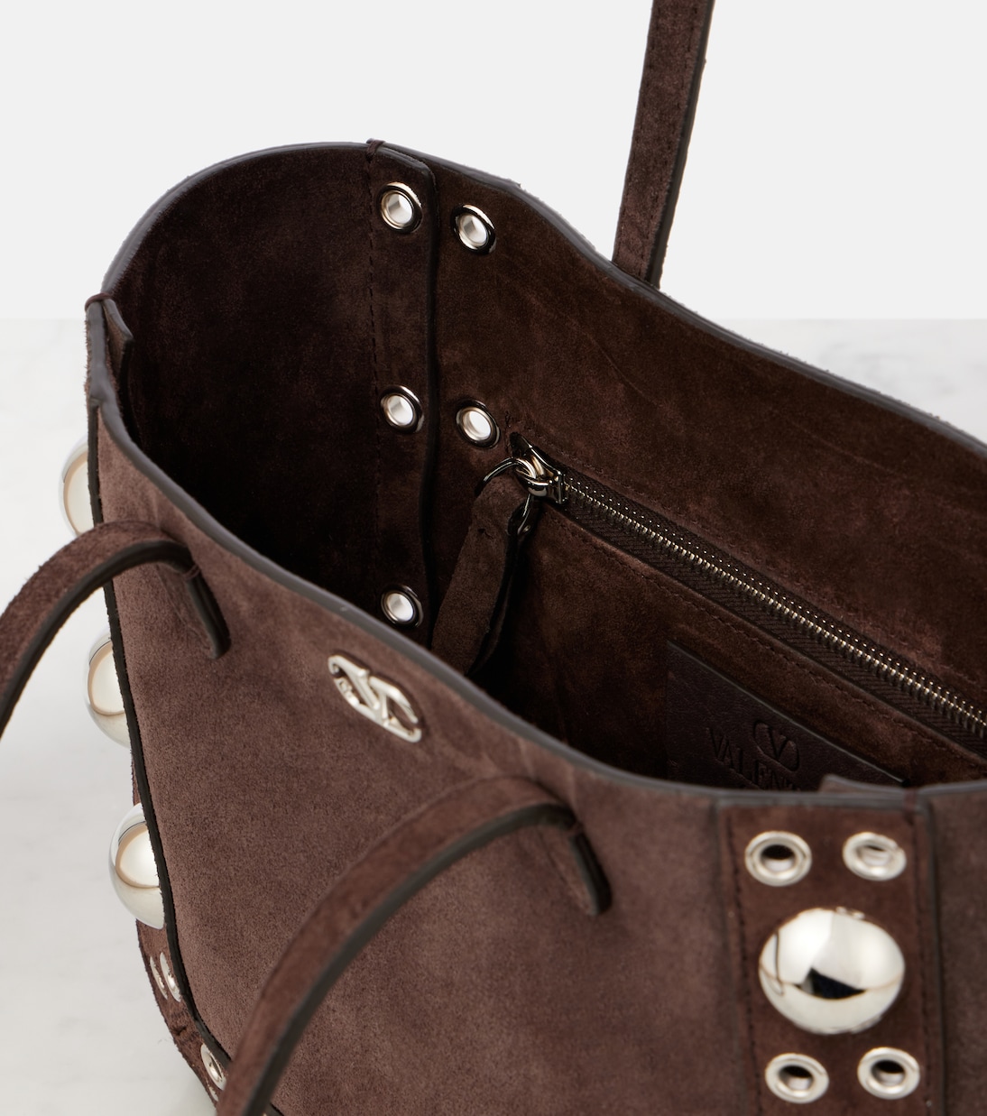 Cabas Nellcôte Small en daim à ornements | Valentino Garavani