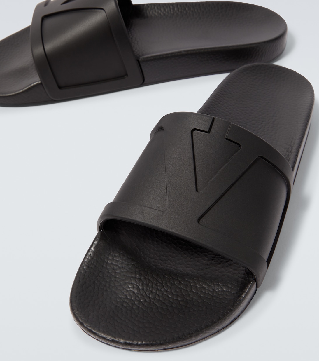 VLogo slides | Valentino Garavani
