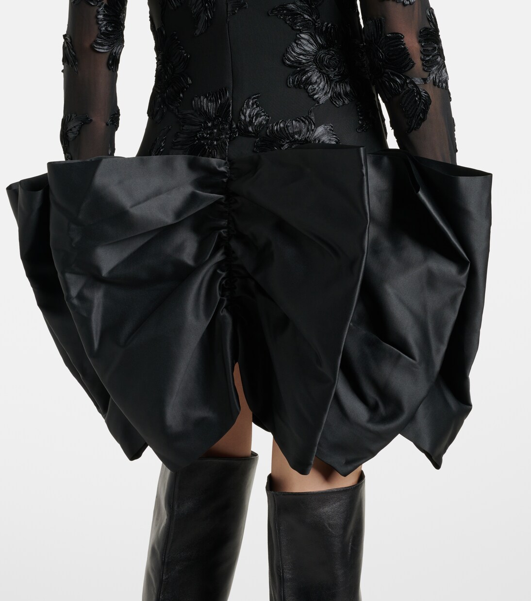 Robe brodée en satin à fleurs | Rotate