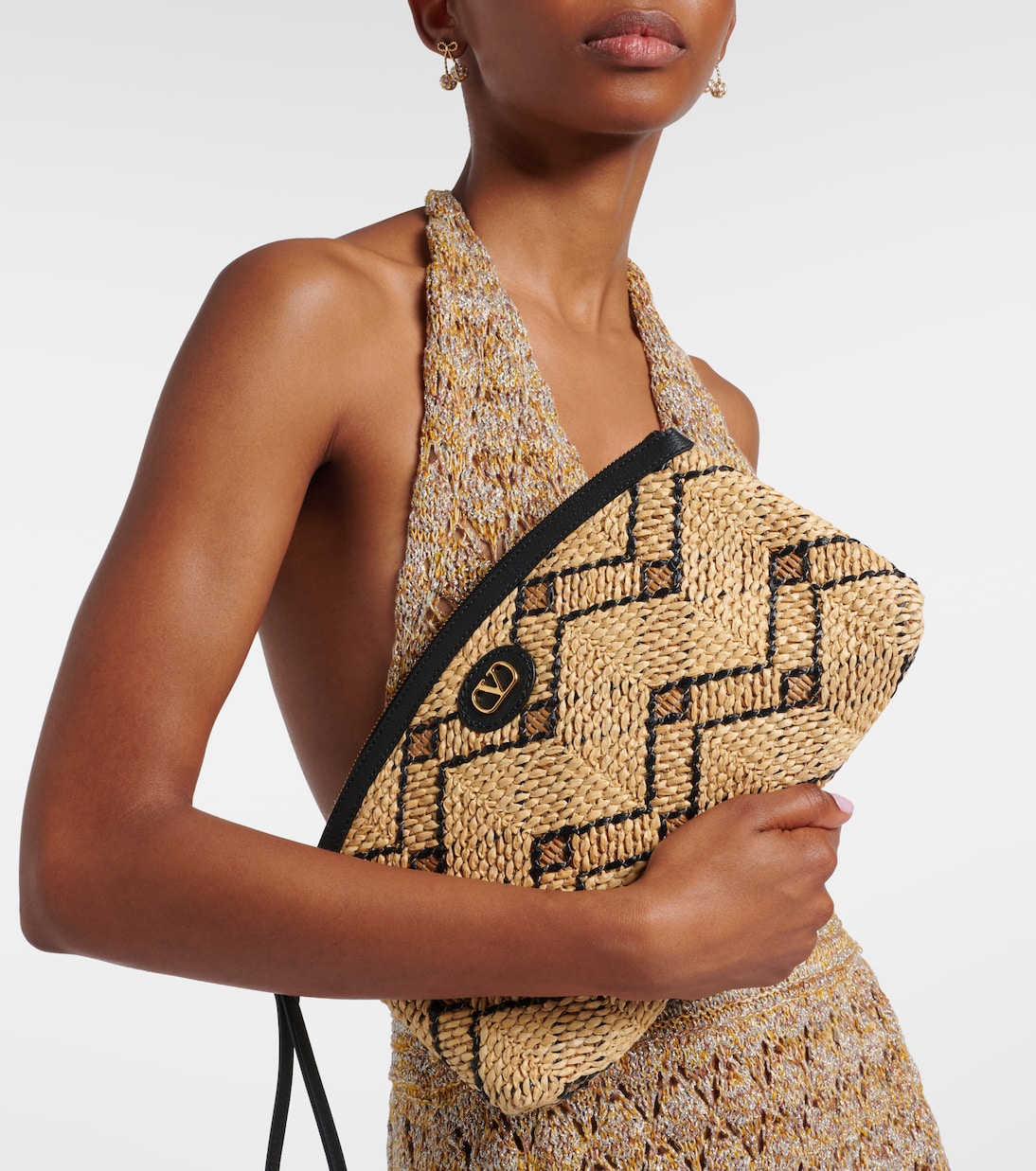 Clutch VLogo Small aus Raffiabast mit Leder | Valentino Garavani