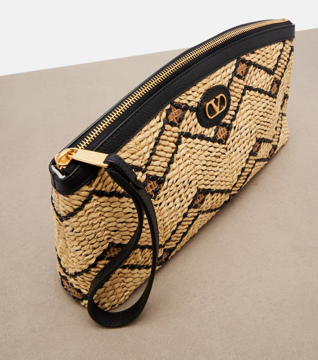 Clutch VLogo Small aus Raffiabast mit Leder | Valentino Garavani