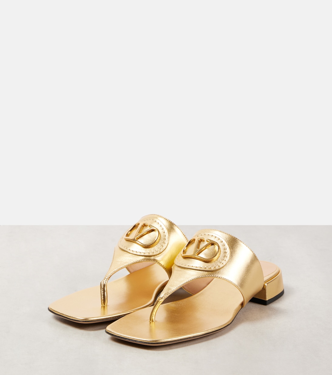 VLogo Signature metallic leather thong sandals | Valentino Garavani