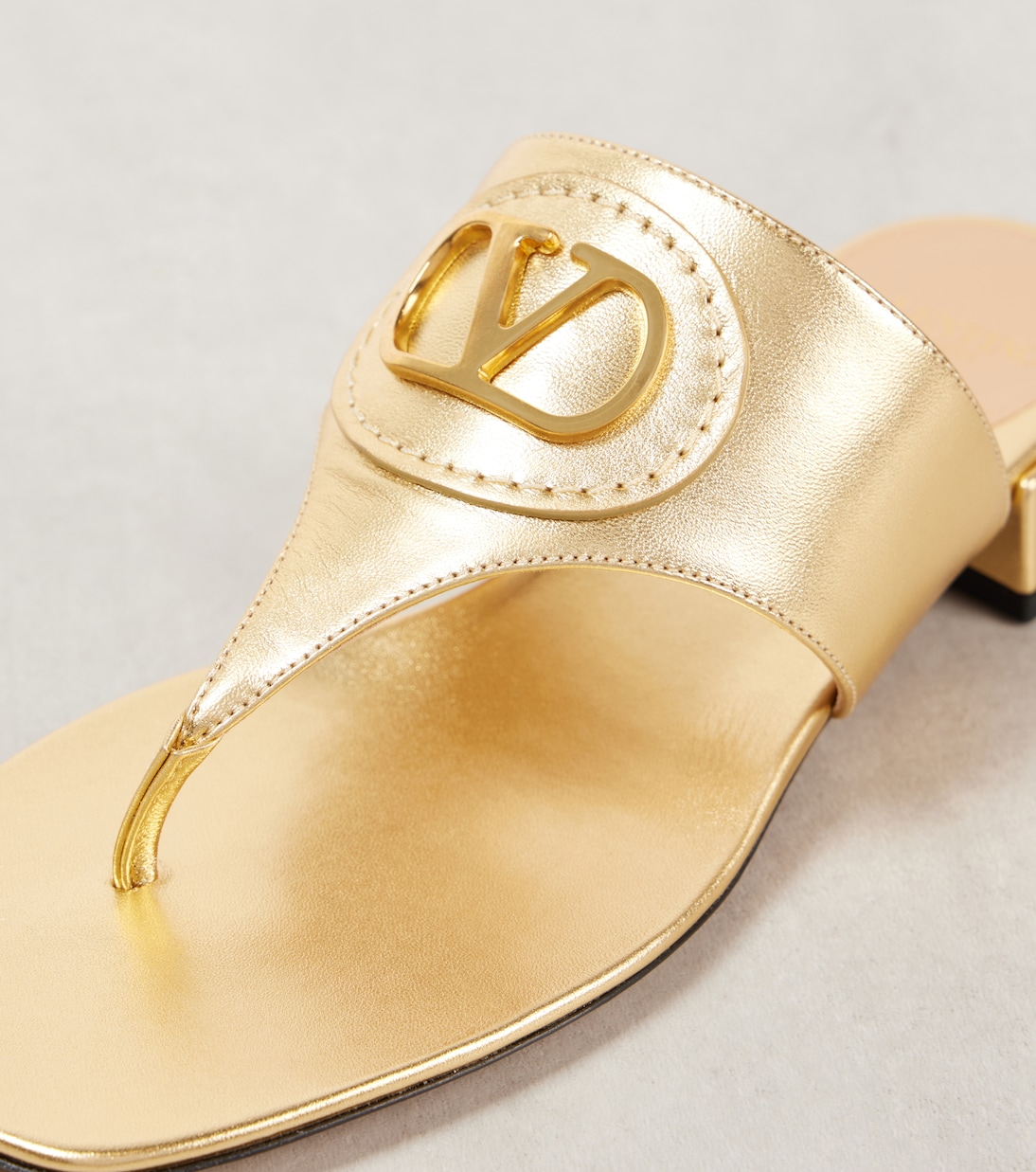 VLogo Signature metallic leather thong sandals | Valentino Garavani