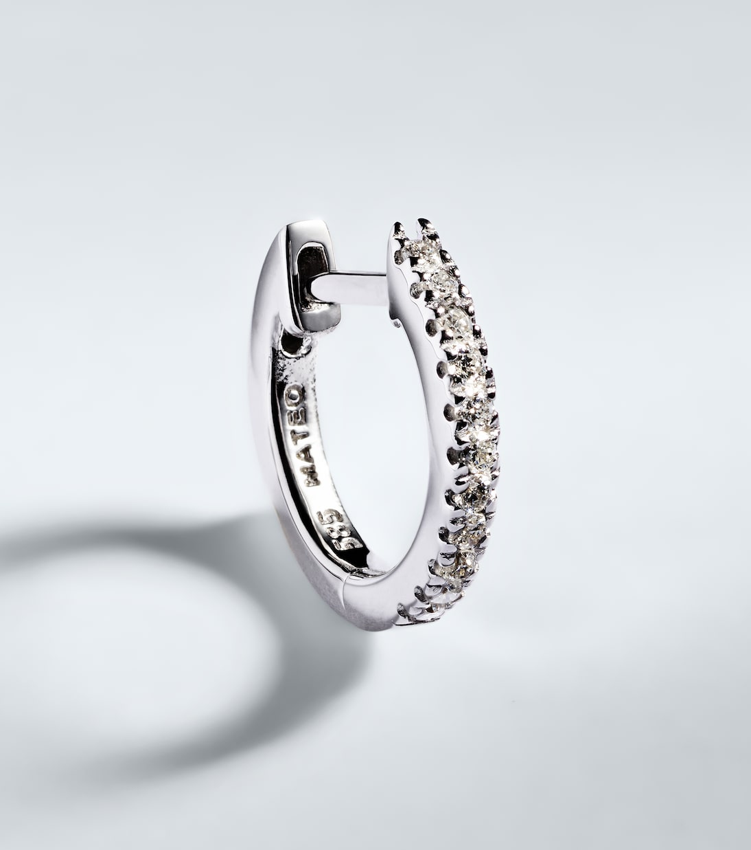 Pendiente de aro individual de oro blanco de 14 ct con diamantes | Mateo