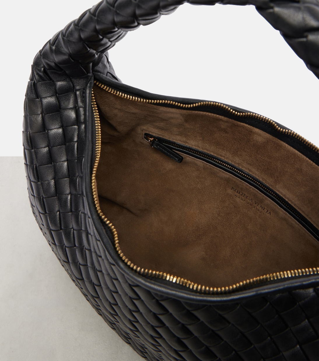 Veneta Medium leather shoulder bag | Bottega Veneta