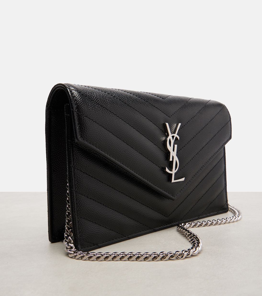 Cassandre Envelope Small leather wallet on chain | Saint Laurent