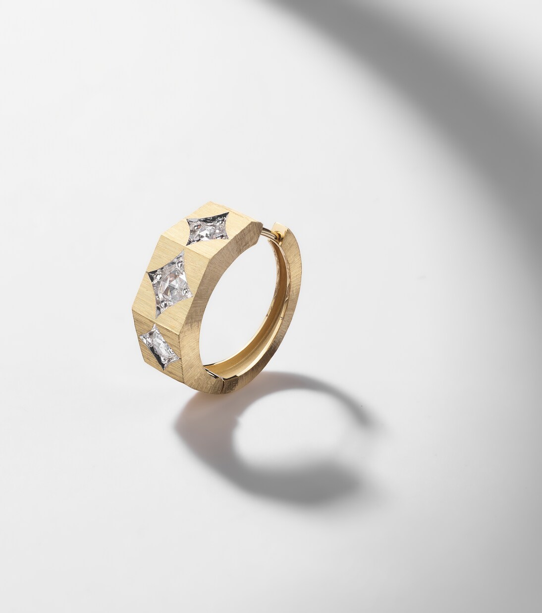 Ecrou 18kt gold single hoop earring | Marie Lichtenberg