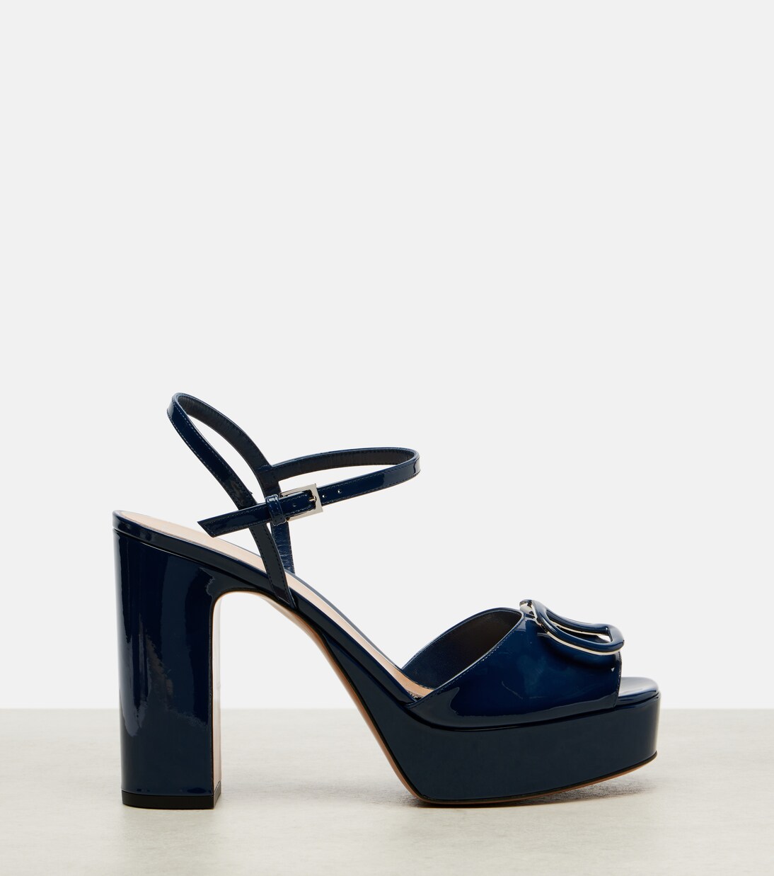 Plateausandalen VLogo Signature 115 aus Lackleder | Valentino Garavani