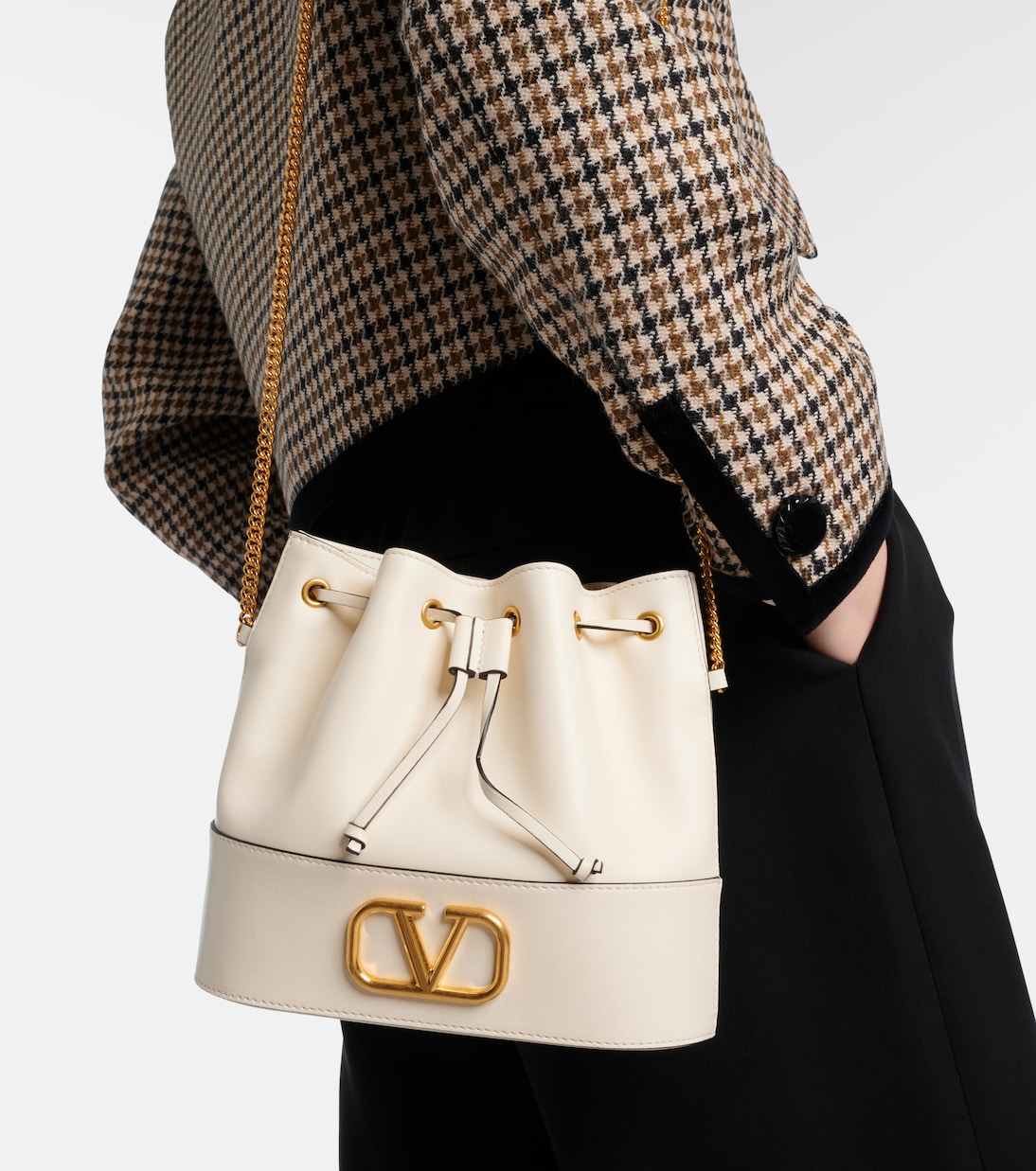 VLogo Signature Small leather bucket bag | Valentino Garavani