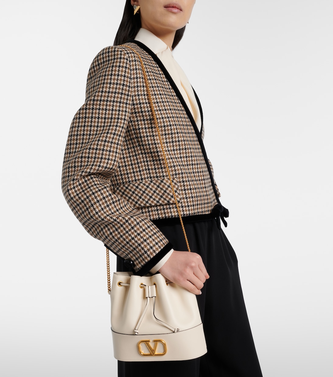 VLogo Signature Small leather bucket bag | Valentino Garavani