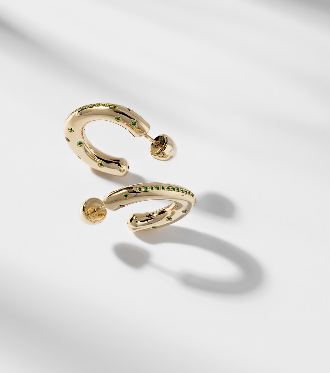 Ohrringe Peggy aus 14kt Gelbgold mit Smaragden | Lauren Rubinski