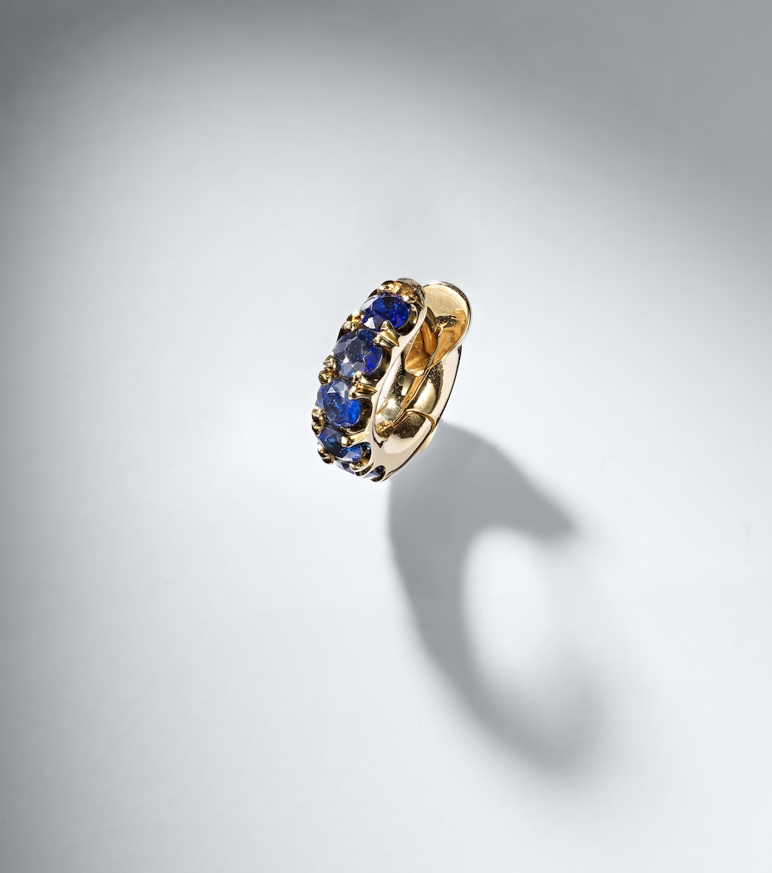 Orecchino singolo Macro Mini in oro 18kt con zaffiri | Spinelli Kilcollin