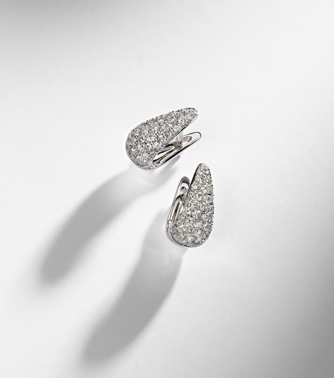 Orecchini Claw in oro bianco 18kt con diamanti | Anita Ko