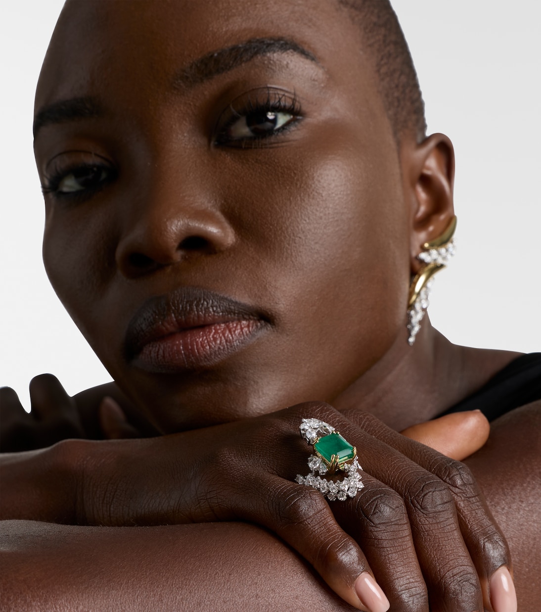 Reign Supreme 18kt white gold ring with emerald and diamonds | Yeprem