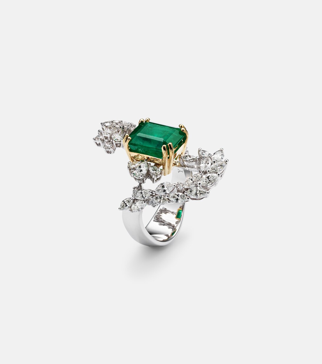 Reign Supreme 18kt white gold ring with emerald and diamonds | Yeprem