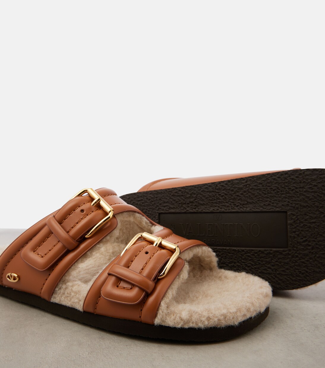 Sandalen Fussfriend aus Leder mit Shearling | Valentino Garavani