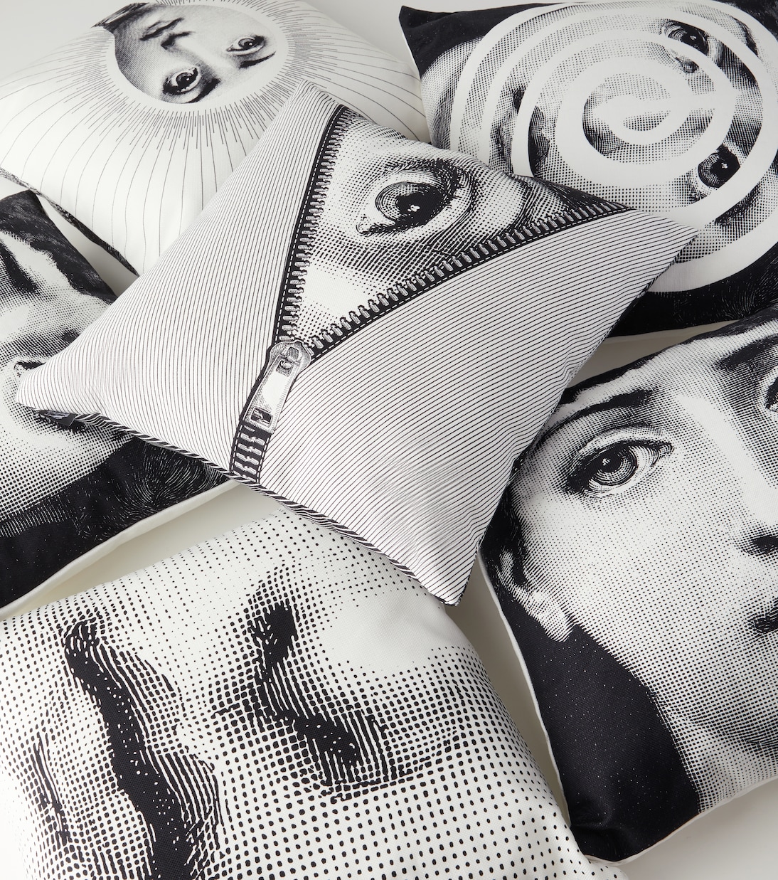 Tema E Variazioni N.82-130 cushion | Fornasetti