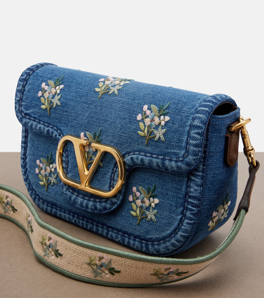 Bestickte Schultertasche Alltime Medium aus Denim | Valentino Garavani