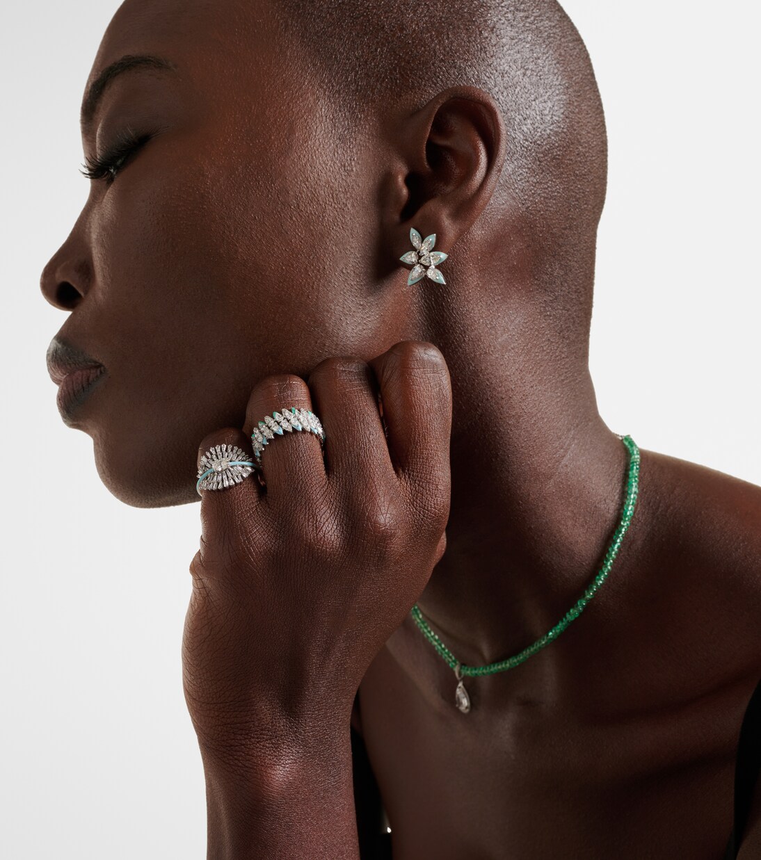 Orecchini Asymmetric Floral in oro bianco 18kt con smalto e diamanti | Kamyen