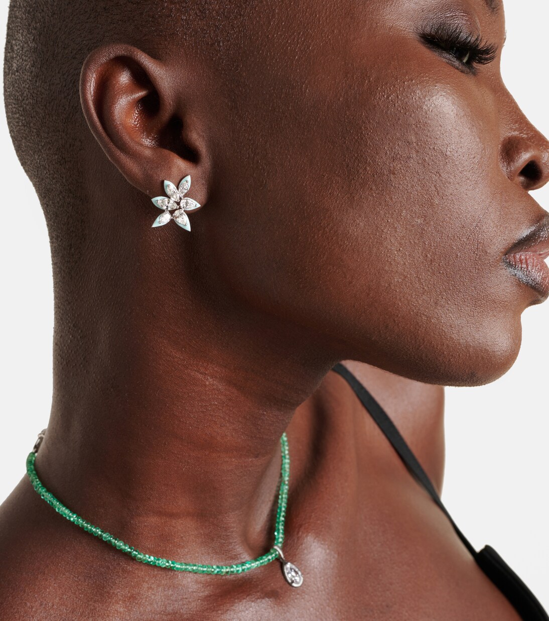 Orecchini Asymmetric Floral in oro bianco 18kt con smalto e diamanti | Kamyen