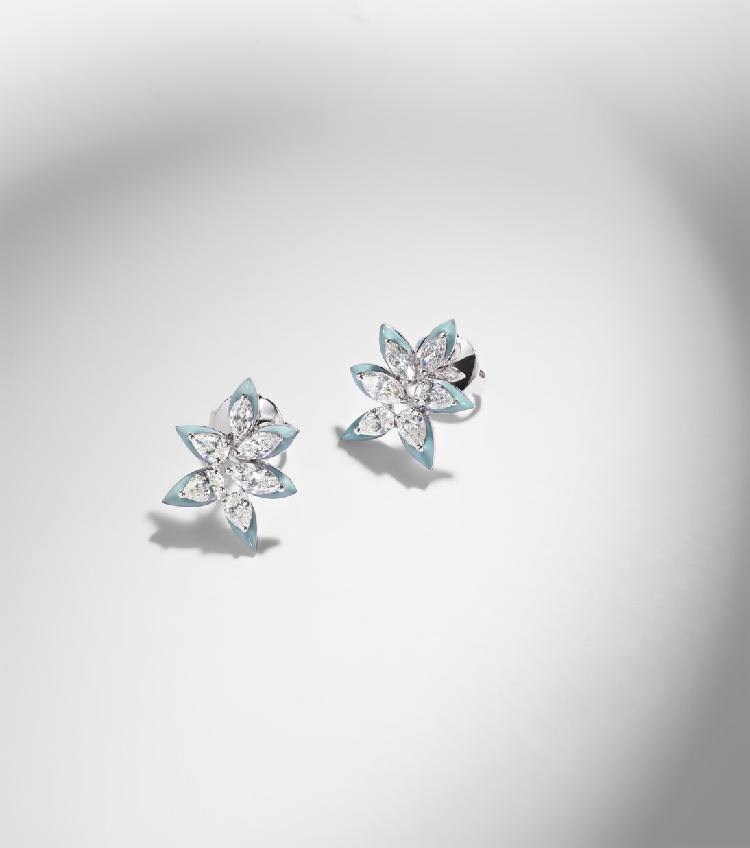 Orecchini Asymmetric Floral in oro bianco 18kt con smalto e diamanti | Kamyen