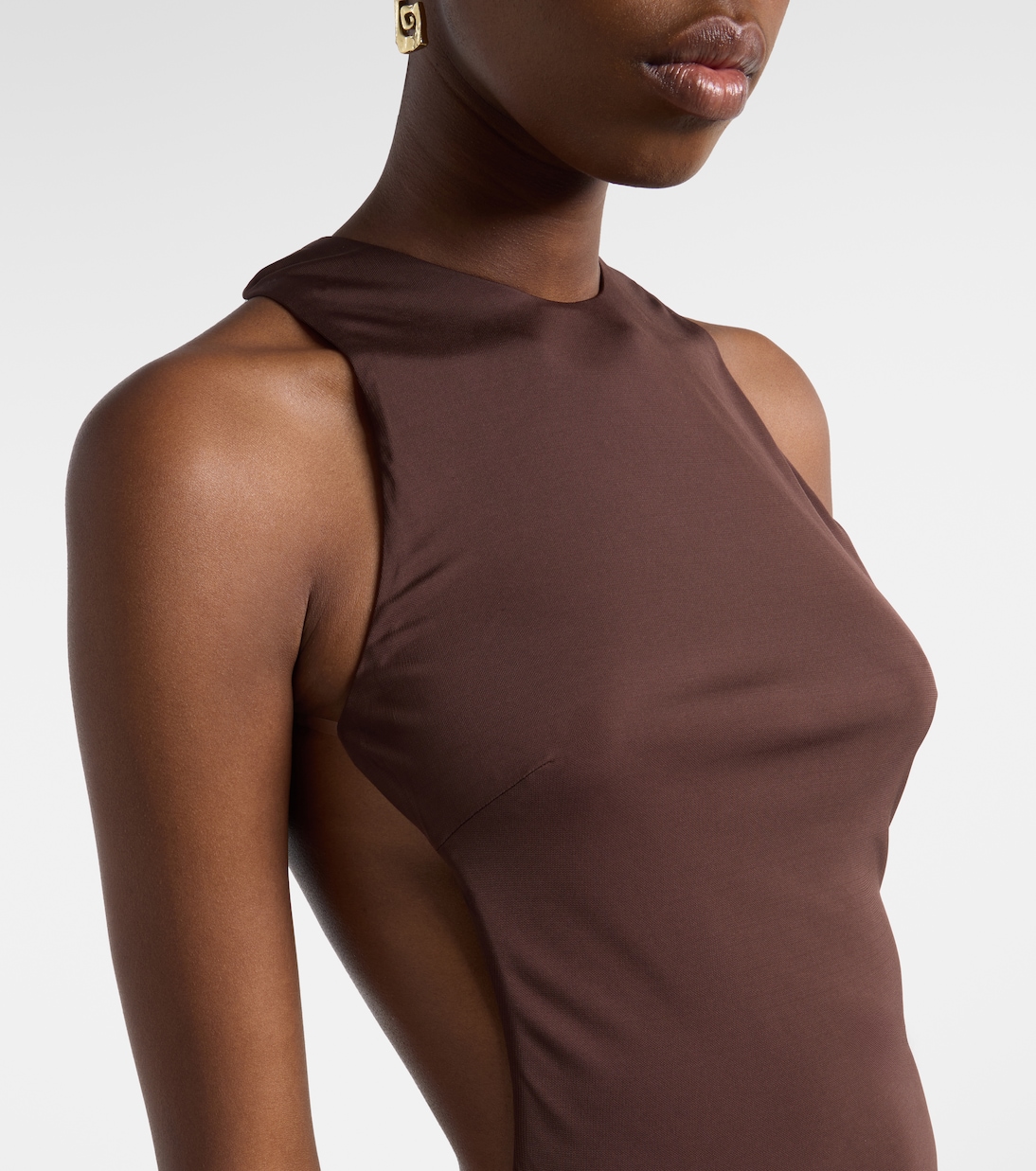 فستان سهرة مُزين بالخرز من الجيرسيه بظهر مكشوف Maha | De La Vali