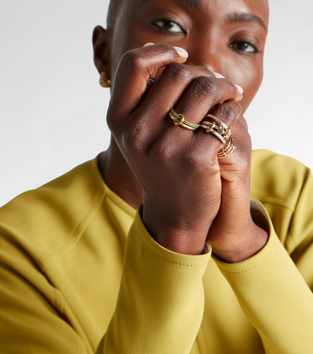 Anillo Marigold de oro amarillo de 18 ct con esmeraldas | Spinelli Kilcollin