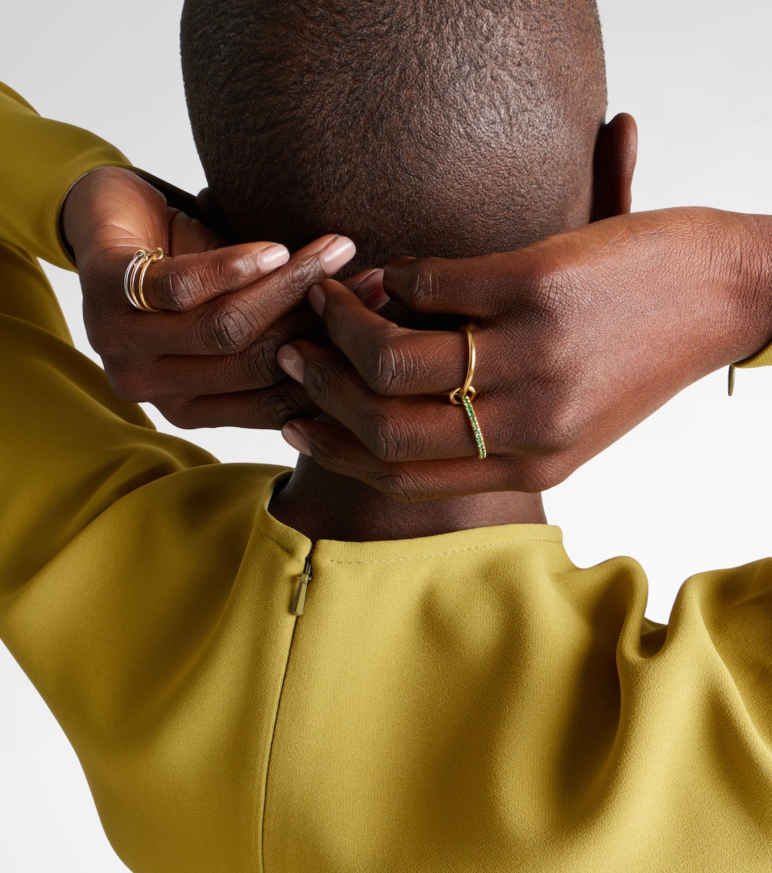 Anillo Marigold de oro amarillo de 18 ct con esmeraldas | Spinelli Kilcollin