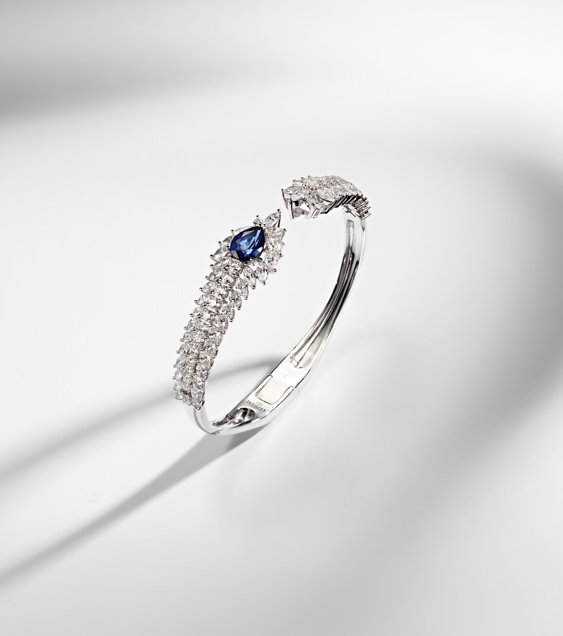 Bracciale Reign Supreme in oro bianco 18kt con diamanti e zaffiri | Yeprem