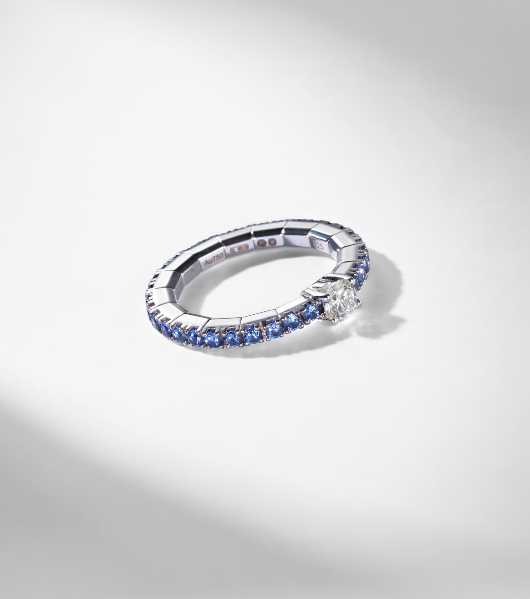 Stretchy 18kt white gold ring with diamond and sapphires | Bucherer Fine Jewellery