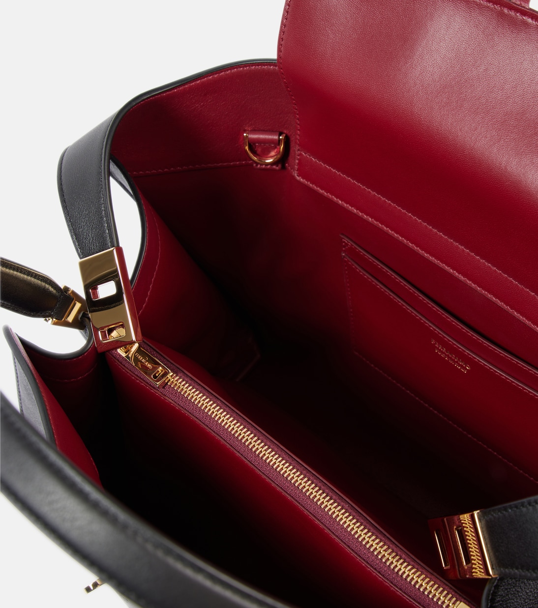 Hug Soft 미디엄 레더 숄더 백 | Ferragamo