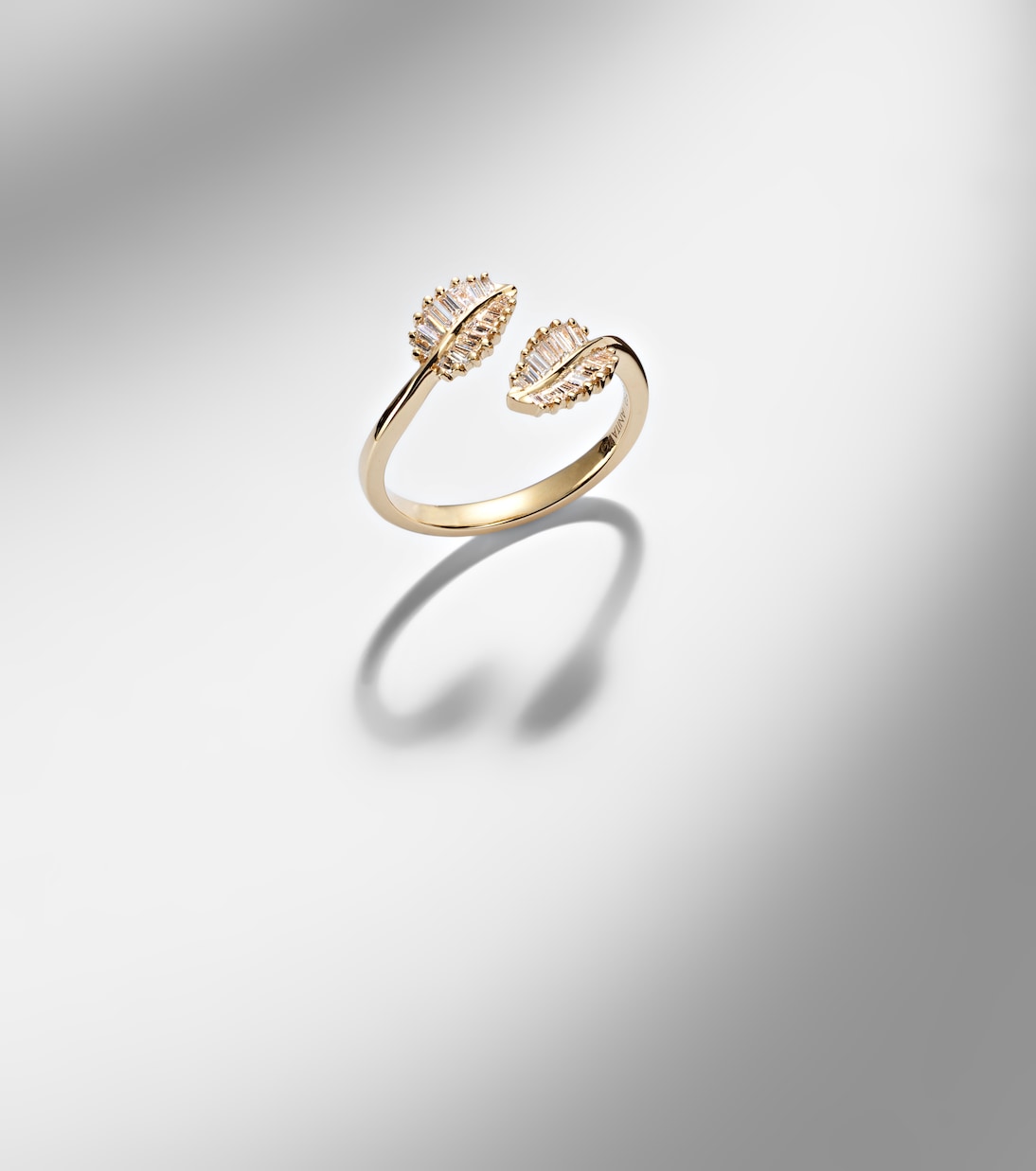Ring Small aus 18kt Gelbgold mit Diamanten | Anita Ko