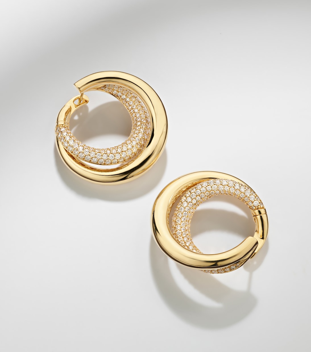 Infinity Loop Medium 18kt gold (750/1000) earrings with diamonds | Engelbert