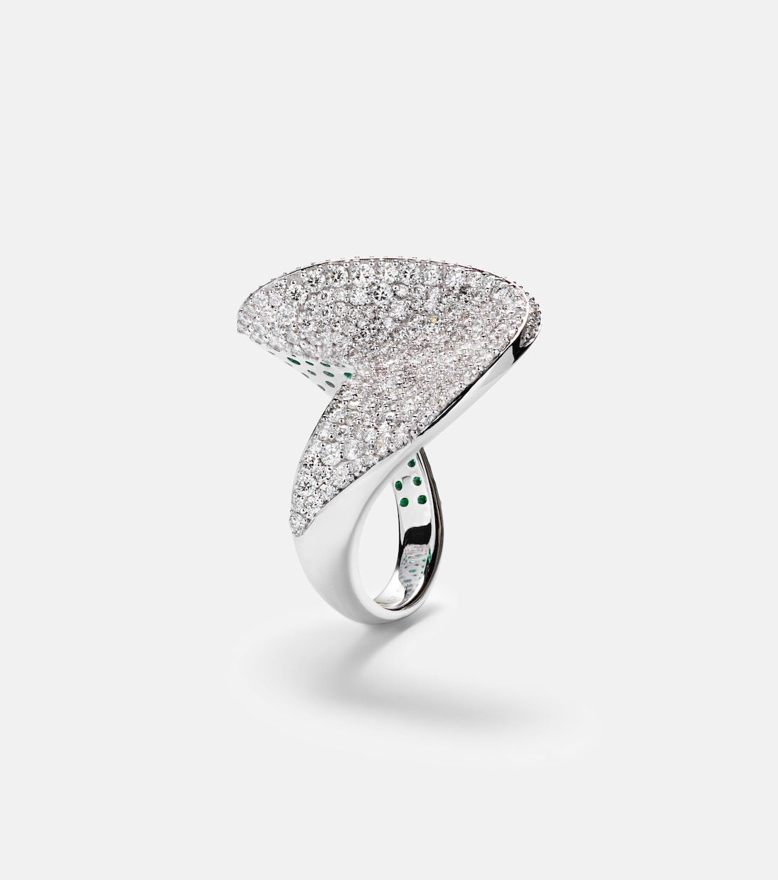 Bague en or blanc 18 ct, diamants et émeraudes | Kamyen