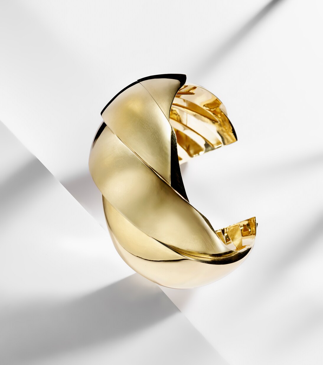 Blaze 18kt gold (750/1000) cuff bracelet | Ileana Makri