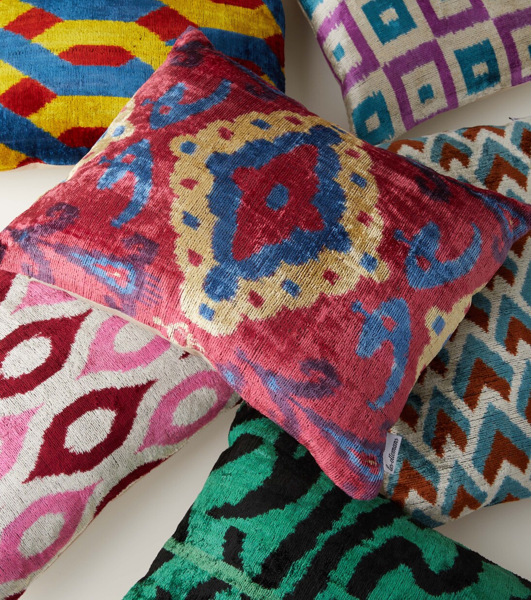 Patterned velvet cushion | Les-Ottomans