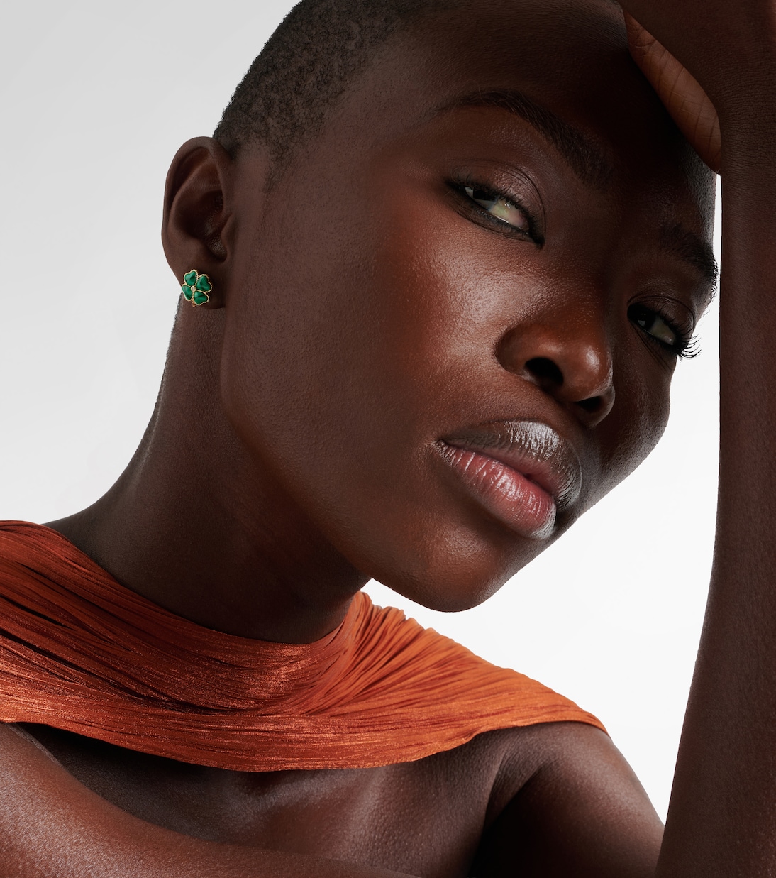 Puces Dôme Trèfle 9kt gold earrings with malachite and diamonds | Yvonne Léon