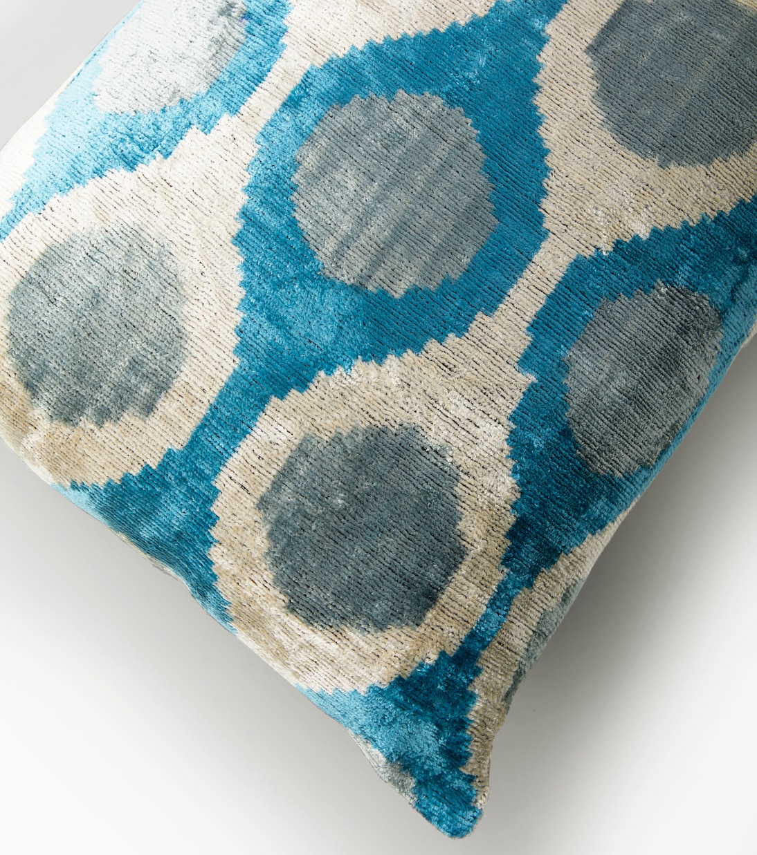 Silk velvet cushion | Les-Ottomans