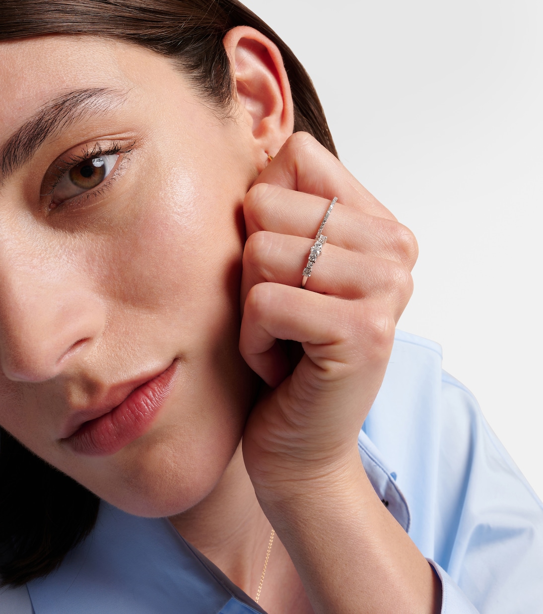 Anello Thread Band in oro bianco 18kt con diamanti | Ileana Makri